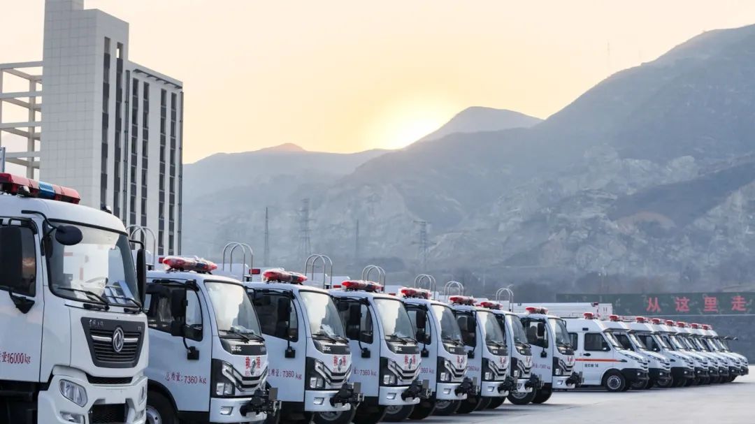 　　隨著我國新型工業(yè)化、信息化、城鎮(zhèn)化、農(nóng)業(yè)現(xiàn)代化的同步推進(jìn)，帶來的事故隱患問題也有所增加，為積極響應(yīng)國家“大安全，大應(yīng)急”管理體系建設(shè)，進(jìn)一步提高各級政府的公共安全治理能力，近日，耀邦集團(tuán)生產(chǎn)的多款后勤保障車輛發(fā)往山西，用以提升城市在緊急救援行動(dòng)中的保障能力，同時(shí)也為救援隊(duì)伍在大跨度、長時(shí)間執(zhí)行緊急救援任務(wù)的環(huán)境下提供了更為舒適、便捷的工作條件。 　　此次交付的多款后勤保障車輛，耀邦集團(tuán)均嚴(yán)格按照全方位、全要素、全天候的戰(zhàn)勤保障要求，從車輛運(yùn)輸、器材倉儲(chǔ)、野外宿營、生活飲食等方面，為前線備勤人員提供全面聯(lián)動(dòng)保障，緊跟出勤任務(wù)，高效運(yùn)轉(zhuǎn)，全面配合，努力克服時(shí)間緊、任務(wù)重、調(diào)配難度高的現(xiàn)實(shí)困難，為前置備勤點(diǎn)提供強(qiáng)有力的支撐。 　　裝備運(yùn)輸車用于運(yùn)輸搶險(xiǎn)救援裝備投入災(zāi)害現(xiàn)場，在地震、雪災(zāi)、洪災(zāi)等緊急救援狀態(tài)下，該車型可裝載大量救援器械，第一時(shí)間趕赴現(xiàn)場馳援，裝載量大，機(jī)動(dòng)性強(qiáng)，是應(yīng)急救援車中的“移動(dòng)倉庫”。 　　飲食保障車專用于提供野外餐飲保障，提高野外執(zhí)行任務(wù)保障能力。由保溫廂體、炊事設(shè)備、灶具設(shè)施、水存儲(chǔ)、電氣控制系統(tǒng)、水路系統(tǒng)、油路系統(tǒng)以及就餐區(qū)等組成，能夠一小時(shí)內(nèi)提供50~300人份的主副食。 　　救援運(yùn)兵車是救援行動(dòng)中的關(guān)鍵力量，是專門為緊急救援而設(shè)計(jì)制造的特種車輛。具備快速響應(yīng)、高效運(yùn)輸?shù)哪芰Γ軌蛟趶?fù)雜的路況和惡劣的天氣條件下，迅速將救援物資、醫(yī)療設(shè)備、人員等送達(dá)災(zāi)區(qū)，為受災(zāi)群眾提供及時(shí)有效的救援支持。 　　宿營保障車主要裝備床鋪等宿營設(shè)施，由擴(kuò)展保溫廂體、生活設(shè)施、空氣調(diào)節(jié)系統(tǒng)、電氣系統(tǒng)、衛(wèi)生洗浴系統(tǒng)、會(huì)議功能等組成，集人員輸送和休息為一體，有效解決全臥鋪車載客量小、全座位車不便于休息的矛盾，很好地滿足軍警系統(tǒng)的客戶需求，適用于野外搶險(xiǎn)、搜救、執(zhí)勤等特殊任務(wù)的住宿需求。 　　耀邦集團(tuán)后勤保障車輛以其先進(jìn)的車輛操控系統(tǒng)與穩(wěn)定的動(dòng)力輸出，確保在復(fù)雜路況和緊急情況下也能順利行駛，適應(yīng)不同地區(qū)多樣化的地理環(huán)境與應(yīng)急任務(wù)場景，可迅速投入到當(dāng)?shù)貞?yīng)急物資儲(chǔ)備體系中，并有望在未來的自然災(zāi)害應(yīng)對、公共衛(wèi)生事件處置以及其他緊急救援行動(dòng)中發(fā)揮關(guān)鍵作用。 　　未來，耀邦集團(tuán)將持續(xù)深化大數(shù)據(jù)、人工智能、5G等新技術(shù)應(yīng)用，為新時(shí)代應(yīng)急救援插上“科技翅膀”，繼續(xù)以高水平的科技創(chuàng)新，豐富應(yīng)急手段、提升應(yīng)急能力，助力我國救援應(yīng)急體系高水平進(jìn)階、高質(zhì)量發(fā)展!