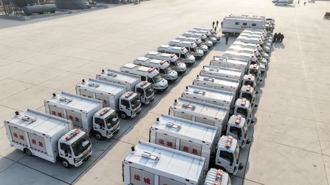 　　隨著我國新型工業(yè)化、信息化、城鎮(zhèn)化、農(nóng)業(yè)現(xiàn)代化的同步推進(jìn)，帶來的事故隱患問題也有所增加，為積極響應(yīng)國家“大安全，大應(yīng)急”管理體系建設(shè)，進(jìn)一步提高各級政府的公共安全治理能力，近日，耀邦集團(tuán)生產(chǎn)的多款后勤保障車輛發(fā)往山西，用以提升城市在緊急救援行動(dòng)中的保障能力，同時(shí)也為救援隊(duì)伍在大跨度、長時(shí)間執(zhí)行緊急救援任務(wù)的環(huán)境下提供了更為舒適、便捷的工作條件。 　　此次交付的多款后勤保障車輛，耀邦集團(tuán)均嚴(yán)格按照全方位、全要素、全天候的戰(zhàn)勤保障要求，從車輛運(yùn)輸、器材倉儲(chǔ)、野外宿營、生活飲食等方面，為前線備勤人員提供全面聯(lián)動(dòng)保障，緊跟出勤任務(wù)，高效運(yùn)轉(zhuǎn)，全面配合，努力克服時(shí)間緊、任務(wù)重、調(diào)配難度高的現(xiàn)實(shí)困難，為前置備勤點(diǎn)提供強(qiáng)有力的支撐。 　　裝備運(yùn)輸車用于運(yùn)輸搶險(xiǎn)救援裝備投入災(zāi)害現(xiàn)場，在地震、雪災(zāi)、洪災(zāi)等緊急救援狀態(tài)下，該車型可裝載大量救援器械，第一時(shí)間趕赴現(xiàn)場馳援，裝載量大，機(jī)動(dòng)性強(qiáng)，是應(yīng)急救援車中的“移動(dòng)倉庫”。 　　飲食保障車專用于提供野外餐飲保障，提高野外執(zhí)行任務(wù)保障能力。由保溫廂體、炊事設(shè)備、灶具設(shè)施、水存儲(chǔ)、電氣控制系統(tǒng)、水路系統(tǒng)、油路系統(tǒng)以及就餐區(qū)等組成，能夠一小時(shí)內(nèi)提供50~300人份的主副食。 　　救援運(yùn)兵車是救援行動(dòng)中的關(guān)鍵力量，是專門為緊急救援而設(shè)計(jì)制造的特種車輛。具備快速響應(yīng)、高效運(yùn)輸?shù)哪芰Γ軌蛟趶?fù)雜的路況和惡劣的天氣條件下，迅速將救援物資、醫(yī)療設(shè)備、人員等送達(dá)災(zāi)區(qū)，為受災(zāi)群眾提供及時(shí)有效的救援支持。 　　宿營保障車主要裝備床鋪等宿營設(shè)施，由擴(kuò)展保溫廂體、生活設(shè)施、空氣調(diào)節(jié)系統(tǒng)、電氣系統(tǒng)、衛(wèi)生洗浴系統(tǒng)、會(huì)議功能等組成，集人員輸送和休息為一體，有效解決全臥鋪車載客量小、全座位車不便于休息的矛盾，很好地滿足軍警系統(tǒng)的客戶需求，適用于野外搶險(xiǎn)、搜救、執(zhí)勤等特殊任務(wù)的住宿需求。 　　耀邦集團(tuán)后勤保障車輛以其先進(jìn)的車輛操控系統(tǒng)與穩(wěn)定的動(dòng)力輸出，確保在復(fù)雜路況和緊急情況下也能順利行駛，適應(yīng)不同地區(qū)多樣化的地理環(huán)境與應(yīng)急任務(wù)場景，可迅速投入到當(dāng)?shù)貞?yīng)急物資儲(chǔ)備體系中，并有望在未來的自然災(zāi)害應(yīng)對、公共衛(wèi)生事件處置以及其他緊急救援行動(dòng)中發(fā)揮關(guān)鍵作用。 　　未來，耀邦集團(tuán)將持續(xù)深化大數(shù)據(jù)、人工智能、5G等新技術(shù)應(yīng)用，為新時(shí)代應(yīng)急救援插上“科技翅膀”，繼續(xù)以高水平的科技創(chuàng)新，豐富應(yīng)急手段、提升應(yīng)急能力，助力我國救援應(yīng)急體系高水平進(jìn)階、高質(zhì)量發(fā)展!