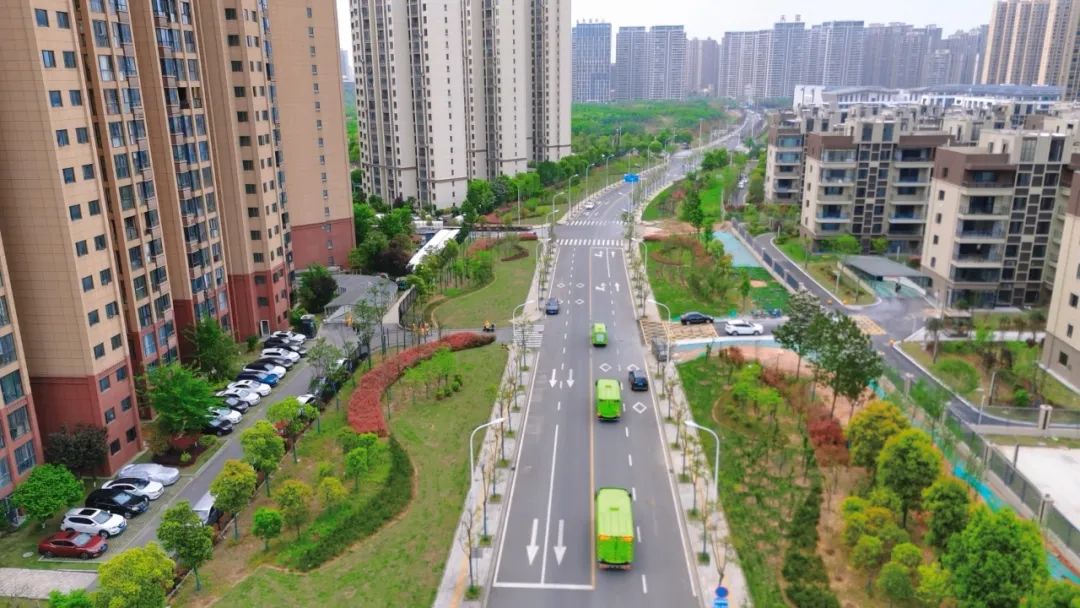 耀邦環(huán)境清掃車作業(yè)