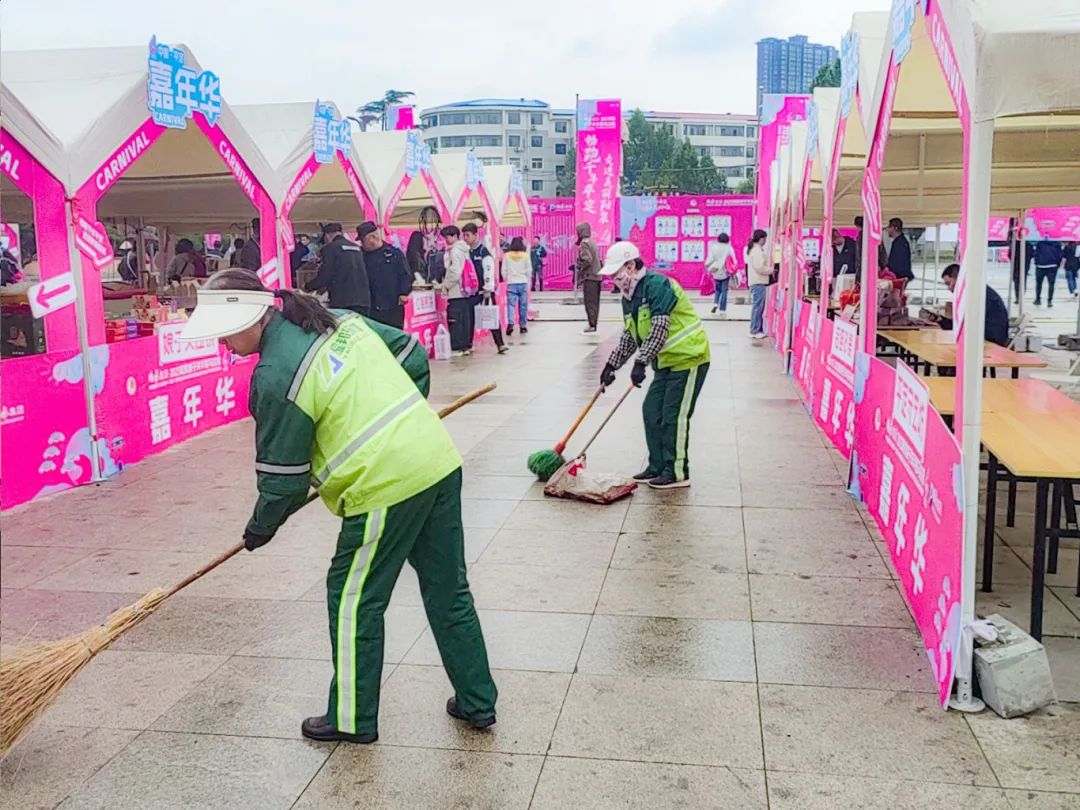 耀邦環(huán)境環(huán)衛(wèi)工人清掃半馬線路